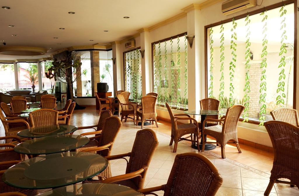 Adisurya Hotel Kediri  Luaran gambar
