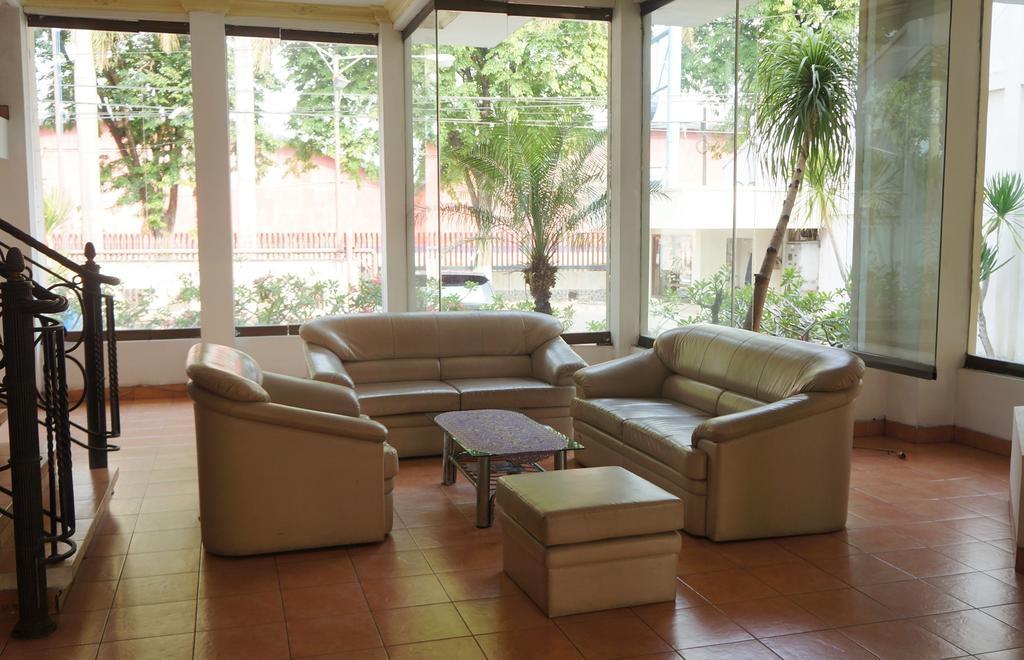Adisurya Hotel Kediri  Luaran gambar